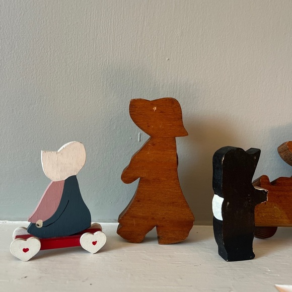 Vintage 90’s Hand Painted Wooden Amish Boy & Girl Shelf Figurines Lot of 4 - Picture 7 of 7